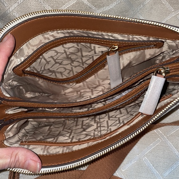 SOLD ๐ฅ๐ฅ2 IN 1 CROSSBODY CALVIN KLEIN BAG - Picture 7 of 17